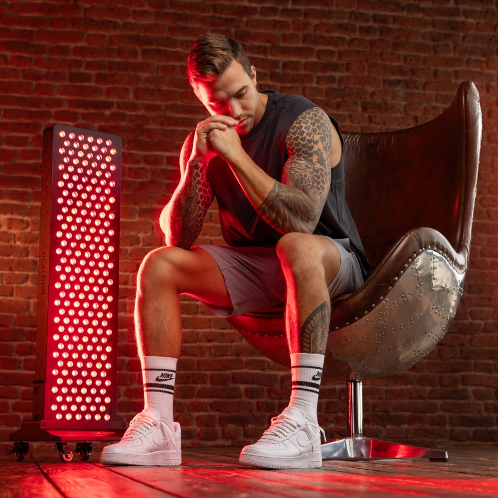 Infračervený panel na terapiu červeným svetlom Biohacker 4.0 . Jeden z najväčších panelov radu 4,0 ponúka ideálnu kombináciu perfektného pokrytia infračerveným svetlom a vysokej sily ožiarenia. Vďaka svojej výške sa stáva skvelou voľbou v pomere cena/výkon.