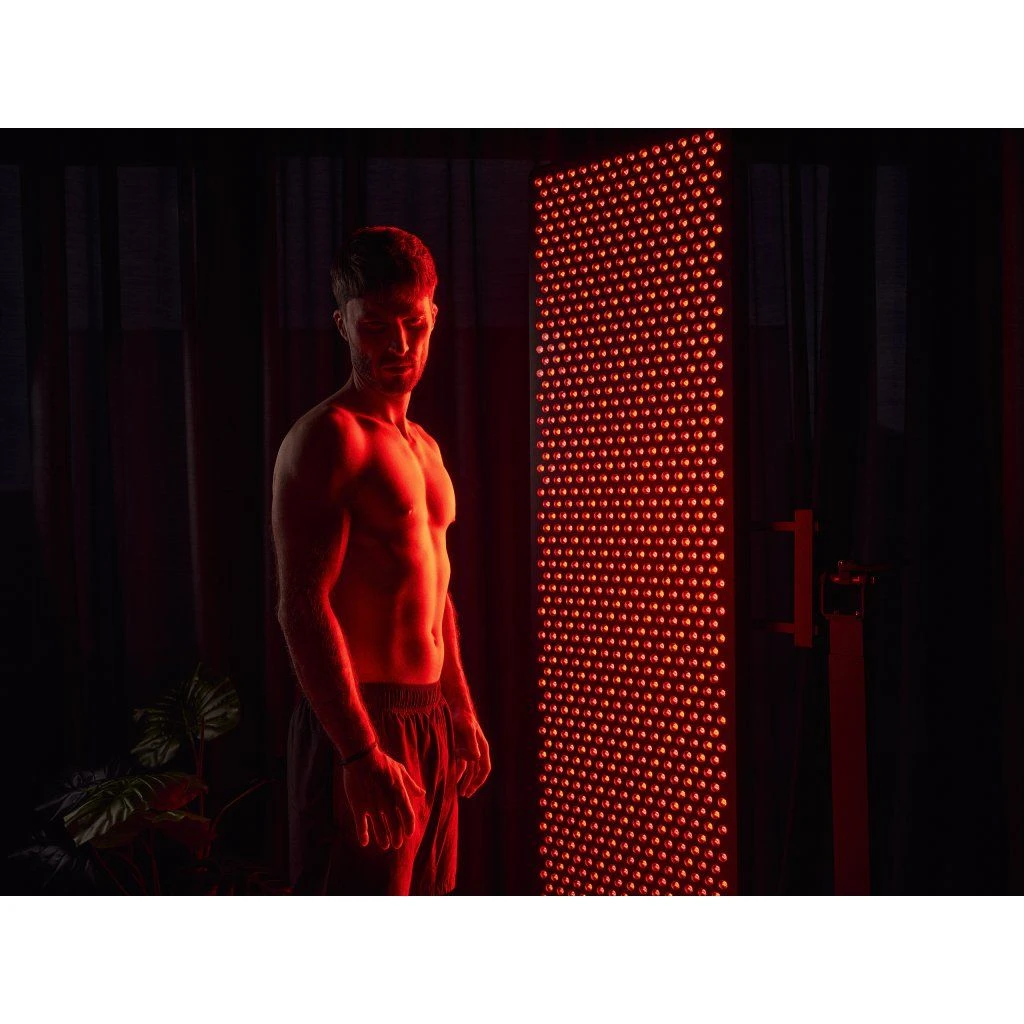stojan-mito-light-lift-stand-max-5 Atletický muž stojí pri svetelnom paneli MITO LIGHT® na stojane Lift Stand Max – terapia červeným svetlom celého tela v stoji